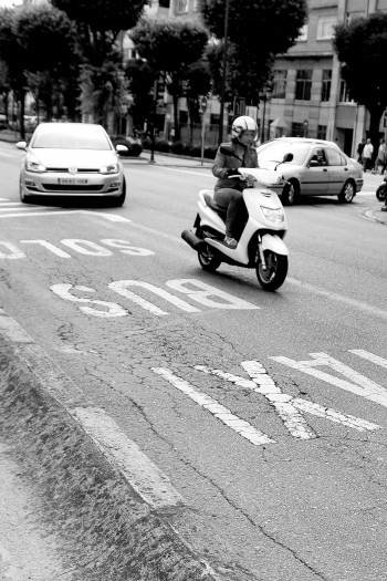 Un motorista, circulando por una calle de Vigo. (Foto: HOHEM GOUVEIA)