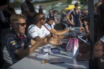 El piloto alemán de Red Bull Sebastian Vettel firma autógrafos en el circuito de Hungaroring (Foto: efe)