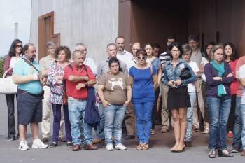 Carmen, (en el centro) ayer, participó en la concentración en la Praza do Rei. (Foto: LYDIA )