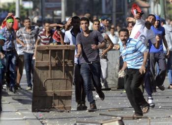 Partidarios y detractores del depuesto presidente Mohamed Mursi se enfrentan en Alejandría. (Foto: F. TAREK)