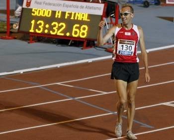 El leonés Sergio Sánchez celebra la victoria en la prueba de los 5.000 metros. (Foto: J.J. GUILLÉN)