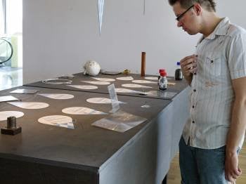 Un joven observa los materiales en el centro de Diseño Hub de Barcelona. (Foto: T.G.)