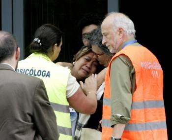 Los psicólogos atienden a la madre de una estudiante mexicana víctima del accidente. (Foto: XOAN REY)