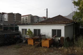 Vivienda de Renfe, ubicada en la parte posterior de la estación de Ourense, en el barrio de A Ponte. (Foto: XESÚS FARIÑAS)