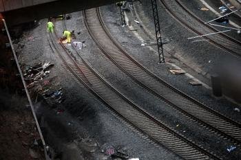 Operarios continúan trabajando en la curva donde descarriló el tren Alvia (Foto: efe)