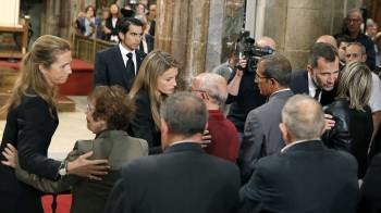 Los príncipes de Asturias y la infanta Helena dan el pésame a los familiares de las víctimas al finalizar los oficios religiosos. (Foto: LAVANDEIRA JR)