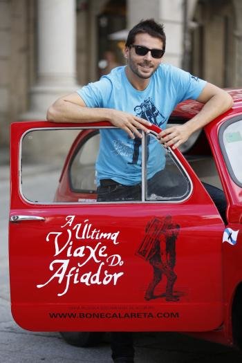 O director do filme, Aitor Rei, cun coche promocional da cinta (Foto: Xesús Fariñas)