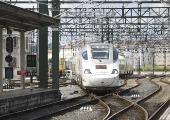 Un tren Alvia, entrando en la estación de Santiago de Compostela el pasado día 26. (Foto: XOÁN REY)