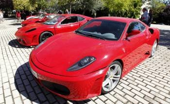 Imagen de algunos de los coches requisados por la Policía Nacional que imitaban a Ferrari.