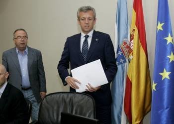 El vicepresidente de la Xunta, Alfonso Rueda, al inicio de su comparecencia en la comisión. (Foto: XOÁN REY)