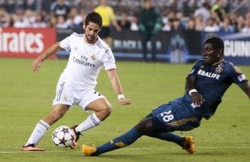 El jugador del Real Madrid Francisco Alarcón (i) ante Kofi Opare (d) de Los Ángeles Galaxy (Foto: efe)