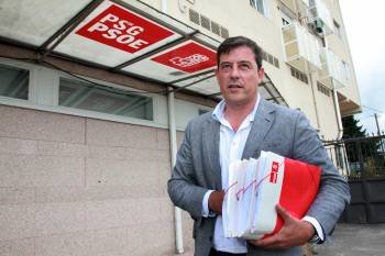 Gómez Besteiro llega a la sede del PSdeG con los 5.400 avales que consiguió para su candidatura. (Foto: VICENTE PERNÍA)