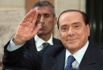 Berlusconi saluda a los miembros de su partido a su llegada a la reunión de ayer en Roma. (Foto: ALESSANDRO DI MEO)