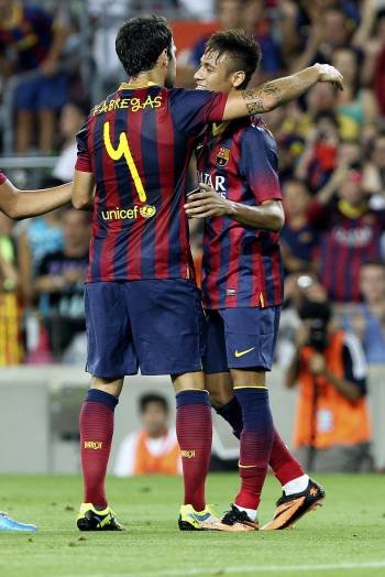 Neymar celebra con Cesc uno de los ocho goles del Barcelona sobre el Santos. (Foto: TONI GARRIGA)