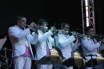 Músicos de una orquesta durante una actuación en la plaza Mayor de Ourense. (Foto: MIGUEL ÁNGEL)