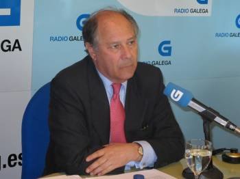 Luciano Fariña, conselleiro maior del Consello de Contas, durante una entrevista radiofónica.
