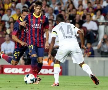 Neymar avanza con el balon durante el Joan Gamper. (Foto: GARRIGA)