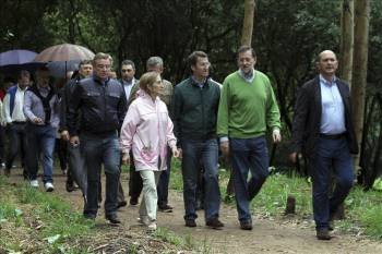 El presidente del Gobierno, acompañado por el de la Xunta y miembros del PP el pasado año en Pontearnelas. (Foto: VI)