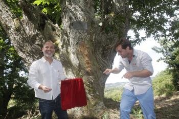 Javier Gutiérrez y Rubén Riós, durante el bautizo del castaño (Foto: MIGUEL ÁNGEL)