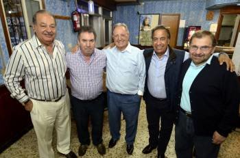 Slim, Moncho, propietario del bar, Vázquez Raña, Miguel Rincón y Alberto Abed. (Foto: BRAIS LORENZO)