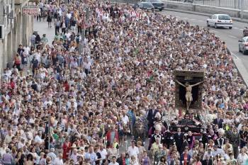 Miles de devotos acompañaron al Cristo en su procesión, sobre las líneas a su entrada en Cánovas del Castillo. (Foto: J.V. LANDÍN)