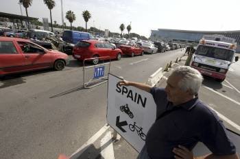 Los vehículos que entran y salen de Gibraltar sufren colas de hasta tres horas. (Foto: CARRASCO RAGEL)