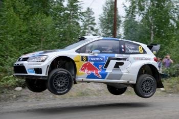El francés Sebastien Ogier, camino de la victoria en la presente edición del Rally de Finlandia.