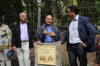 José Ramón Otero, Manuel Otero y Argimiro Marnotes, tras descubrir la placa. (Foto: FOTOS: MARTIÑO PINAL)