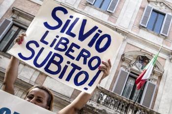 Uno de los carteles de apoyo de los partidarios de Berlusconi en el marcha del domingo en Roma. (Foto: ANGELO CARCONI)