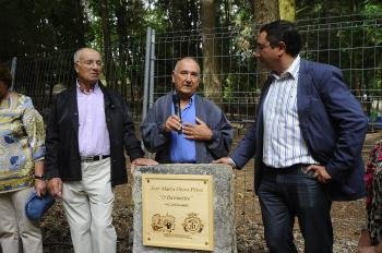 José Ramón Otero, Manuel Otero y Argimiro Marnotes, tras descubrir la placa. (Foto: Martiño Pinal)