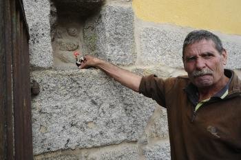 José Solleiro con el gallo que vino de Barcelos (Foto: Martiño Pinal)