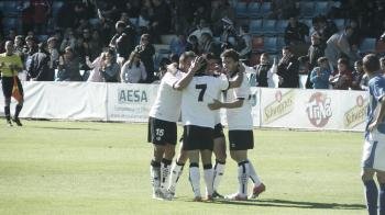 Los jugadores del Salamanca celebran un gol en el campo del Marino