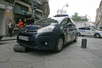 El coche de la Policía Nacional, tras impactar con el bolardo. (Foto: MARCOS ATRIO)