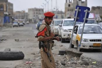 Un soldado hace guardia en un puesto de control establecido en una calle de Saná, en Yemen. (Foto: YAHYA ARHAB)