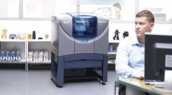 Un hombre trabaja en una oficina dotada con una de las primeras impresoras tridimensionales.
