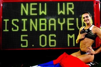 Isinbayeva en 2009, tras batir por última vez el récord mundial al aire libre. (Foto: EFE )