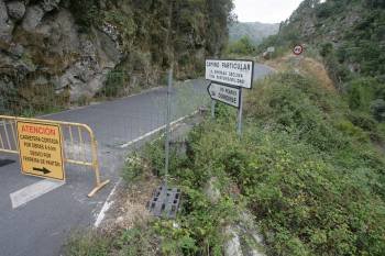 Las obras obligaron a cerrar los accesos desde Os Peares y desde la carretera de A Rasa. (Foto: MARCOS ATRIO)