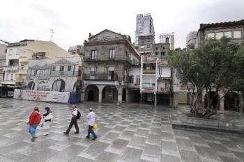 La recuperación de la fachada de O Berbés se incluye en el plan para el Casco Vello hasta 2017. (Foto: J.V.LANDIN)