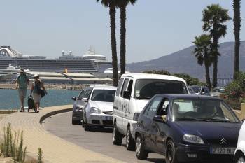 Cola de vehículos ayer por los controles en uno de los accesos a Gibraltar. (Foto: A.CARRASCO)