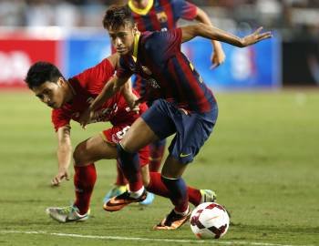 Neymar pelea la pelota con un defensor contrario. (Foto: R. YONGRIT)