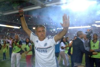 El mánager del Chelsea saluda a los aficionados de Miami antes del encuentro ante el Real Madrid. (Foto: EFE )