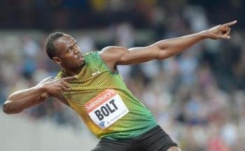 Usain Bolt haciendo una de sus clásicas celebraciones tras imponerse en el mitin de Londres. (Foto: EFE )