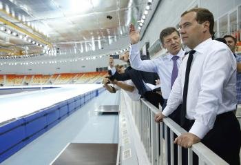 El primer ministro ruso Dmitry Medvedev (derecha) y el viceprimer ministro Dmitry Kozak (segundo por la derecha) vistan el centro Adler-Arena en Sochi (Rusia). (Foto: EFE /Dmitry Astakhov)