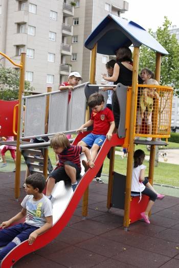 Niños jugando en una actividad del centro cívico de A Ponte. (Foto: XESÚS FARIÑAS)
