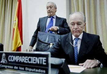 El presidente de Adif, Gonzalo Ferre (dcha), y el de Renfe, Julio Gómez-Pomar, en su comparecencia. (Foto: EMILIO NARANJO)