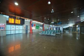 Imagen del aeropuerto de Peinador en un día de diario, absolutamente vacío.