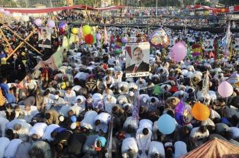 Simpatizantes del depuesto presidente Mohamed Mursi rezan en El Cairo, Egipto. (Foto: SAHMED ASSADI.)