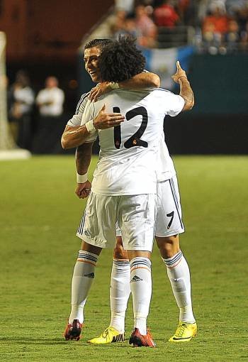 Cristiano Ronaldo celebra con Marcelo el primer gol. (Foto: G. DE CÁRDENAS)