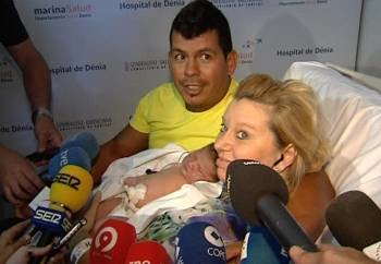 Maxime y Jaime Marín con su hija María Lorena, de 6 kilos