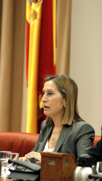 Ana Pastor informa sobre las actuaciones de su departamento en el accidente ferroviario de Angrois. (Foto: EFE )